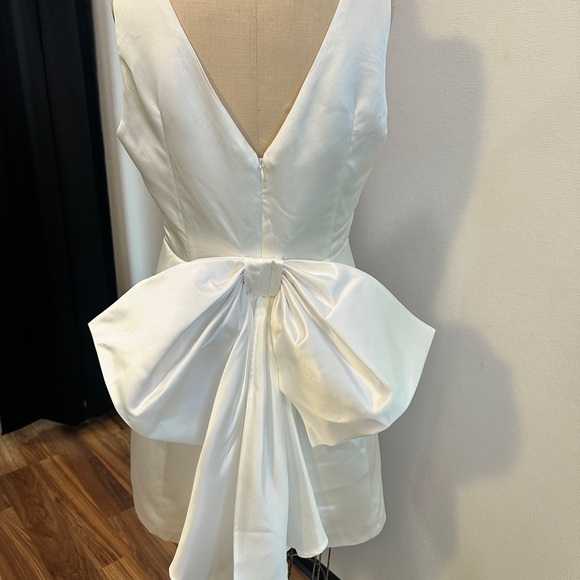 Lulus Dresses & Skirts - Lulu’s White Bow-Back Dress